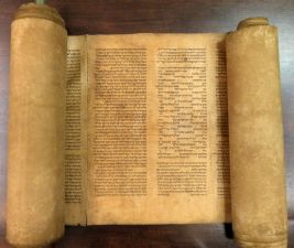 Italy-Old-Torah-Scrol_Horo-1
